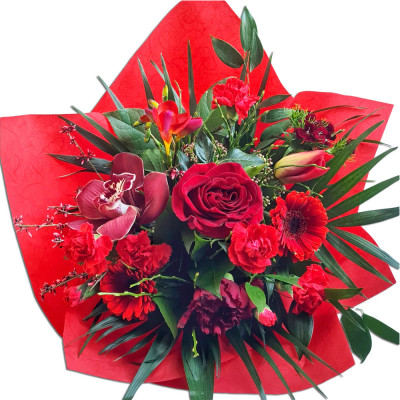 Tavaszi zsongás - Kerek csokor, piros árnyalatú vegyes virágokból - kicsi méret (112)
